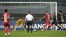 Pemain Persis Solo, Alberto Beto Goncalves (tengah) mencetak gol penyeimbang 1-1 ke gawang Martapura Dewa United dalam laga semifinal Liga 2 2021 di Stadion Pakansari, Bogor, Senin (27/12/2021). (Bola.com/Bagaskara Lazuardi)