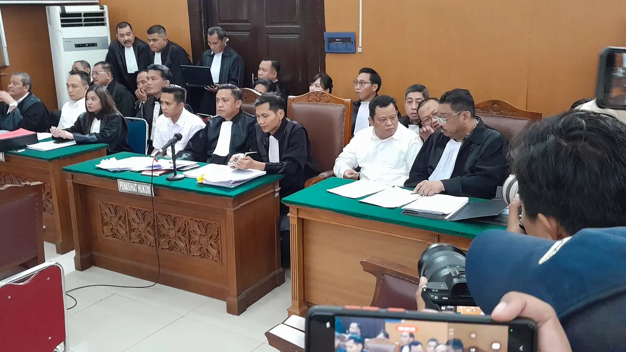 Bharada E, Bripka RR, dan KM didudukan dalam satu ruangan pada sidang lanjutan kasus Brigadir J