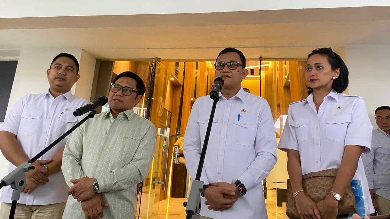 Menteri Pelindungan Pekerja Migran Indonesia (PPMI) Abdul Kadir Karding bersama Menko Pemberdayaan Masyarakat Muhaimin Iskandar di Jakarta.