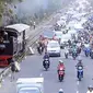 Kereta uap wisata berjalan menyusuri rel di sepanjang Jalan Slamet Riyadi saat ujicoba dari Stasiun Purwosari menuju Stasiun Solo Sangkrah, Solo, Jateng. (Antara)