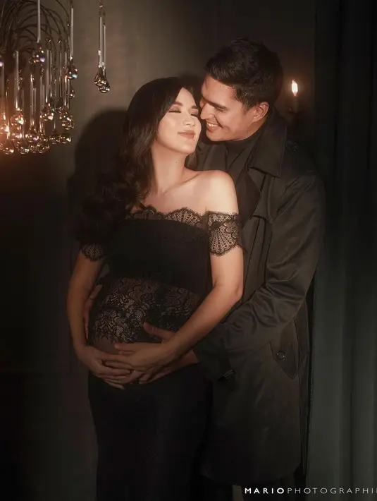 Wajah Deasy Priscilla hanya dirias tipis dengan makeup sederhana. Hanya menekankan makeup di bagian mata yang dipadukan dengan lipstik berwarna nude coral.