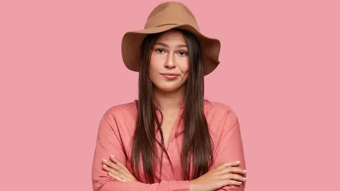 6 Cara Mengatasi Lepek Saat Ber-Topi (photo by freepik.com)