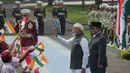 Presiden Prabowo Subianto bersama Perdana Menteri India Narendra Modi menyapa siswa saat pemeriksaan pasukan di Istana Merdeka, Jakarta, Selasa, , Selasa, 7 Juli 2026. (AP Photo/Achmad Ibrahim)
