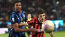 Pemain AC Milan, Christian Pulisic berebut bola dengan pemain Inter Milan, Denzel Dumfries pada laga final Piala Super Italia 2024/2025 yang berlangsung di Al-Awwal Park, Riyadh, Arab Saudi, Senin (06/01/2025) waktu setempat. (AFP/Fayez Nureldine)