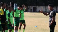 Sugiantoro menjalani hari perdana sebagai pelatih caretaker Persebaya dengan memimpin latihan di Lapangan Polda Jatim (12/8/2019). (Bola.com/Aditya Wany)