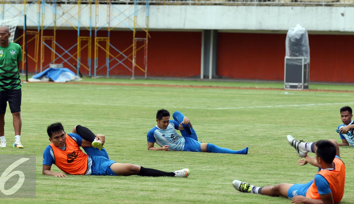 Pemain Gresik United melakukan peregangan usai latihan uji lapangan jelang laga Piala Presiden 2017 di Stadion Maguwoharjo, Sleman, Jumat (3/2). Gresik United akan berhadapan dengan Mitra Kukar, Sabtu (4/2). (Liputan6.com/Helmi Fithriansyah)