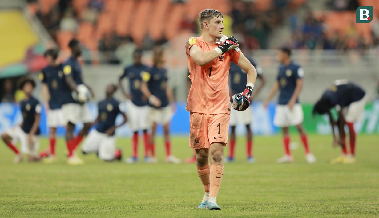 Kiper Timnas Prancis U-17, Paul Argney berjalan menuju gawang untuk memulai adu penalti menghadapi Timnas Senegal U-17 pada laga babak 16 besar Piala Dunia U-17 di Jakarta International Stadium, Jakarta Utara, Rabu (22/22/2023) malam WIB. (Bola.com/M Iqbal Ichsan)