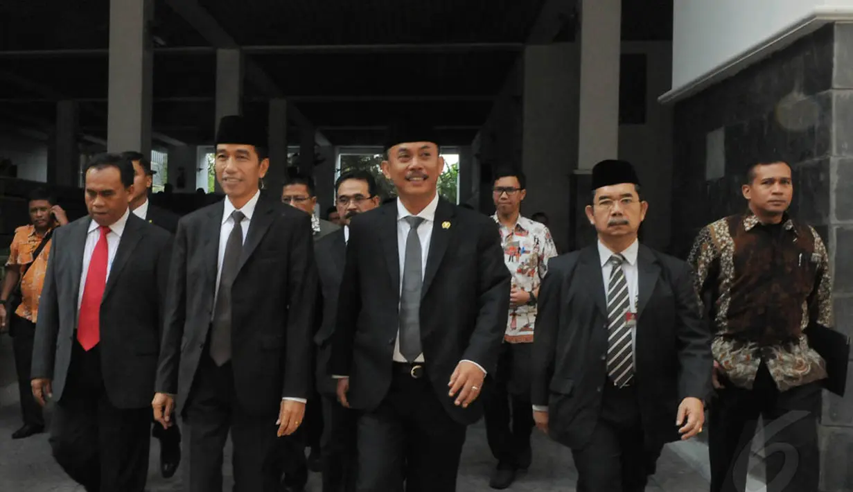 Jokowi dikawal pimpinan DPRD DKI, termasuk Abraham Lunggana (Lulung) menuju panggung tempat duduknya, Jakarta, (2/10/14). (Liputan6.com/Herman Zakharia) 