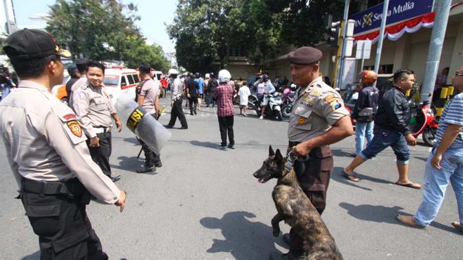 petugas kepolisian saat mengamankan bentrok antara massa mahasiswa dengan warga pada 15 Juli 2019 di perempatan Rajabali Malang (Liputan6.com/Zainul Arifin)