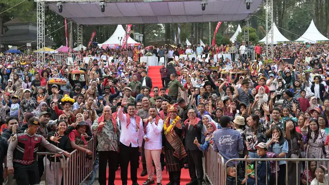 Festival Pesta Bunga dan Buah Tanah Karo 2025 Resmi Dibuka, Gubernur Bobby Nasution Disambut Hangat Warga