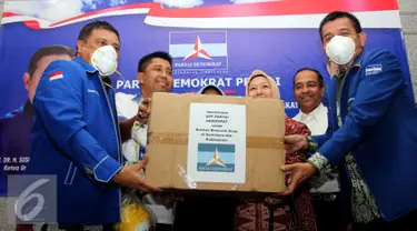 Partai Demokrat (PD) memberikan bantuan secara simbolis untuk korban bencana asap di Sumatra dan Kalimantan, Jakarta, Minggu (6/9/2015). PD mengajak masyarakat untuk bahu membahu menanggulangi bencana asap. (Liputan6.com/Helmi Afandi)