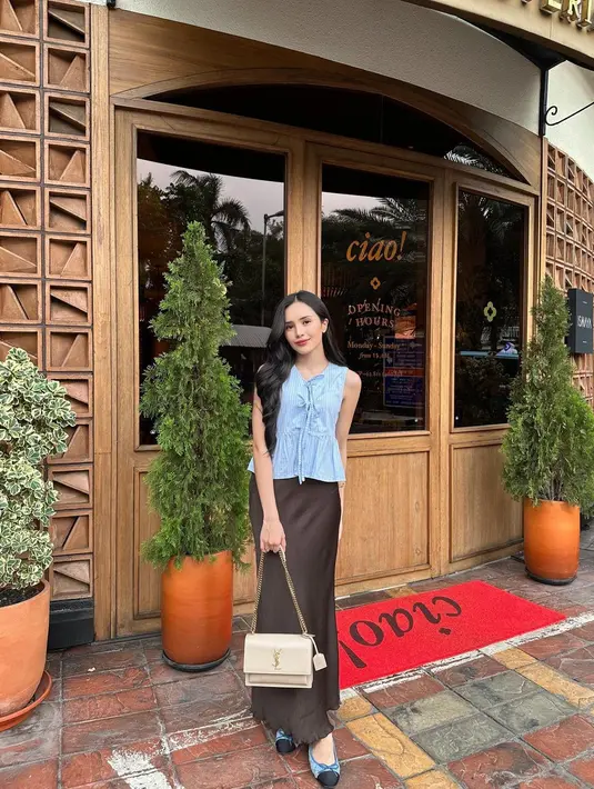 Beby Tsabina baru saja menikah dengan Rizki Natakusumah. Setelah momen penting ini, Beby Tsabina beberapa kali mengunggah penampilan terbarunya sebagai istri. [Foto: Instagram/bebytsabina]