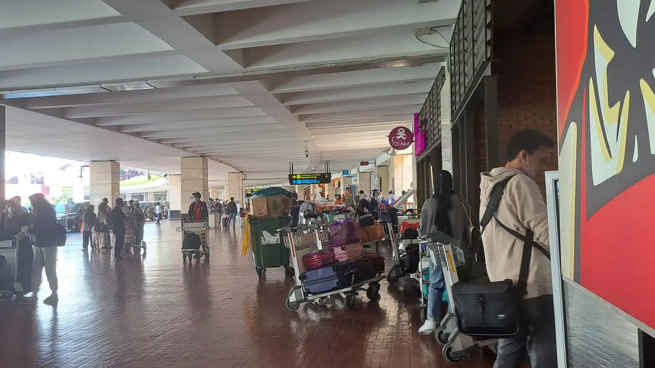 Bandara Soekarno Hatta akan dipadati oleh ratusan ribu penumpang di puncak arus mudik yang diprediksi hari ini. (Liputan6.com/Pramita Tristiawati)