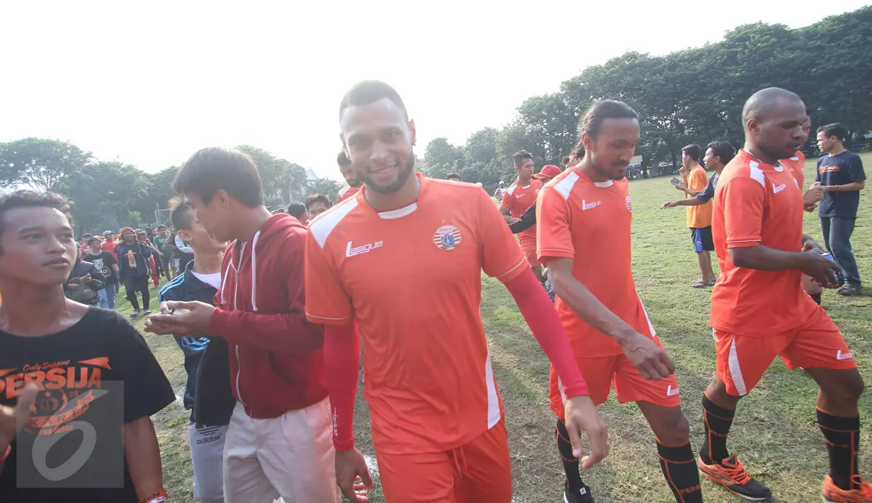 Pemain klub Persija Jakarta berjalan meninggalkan lapangan usai berlatih di Lapangan Banteng, Jakarta, Selasa (11/4). Sesi latihan tersebut dimanfaatkan ratusan The Jakmania untuk sekadar berfoto dan menyapa para pemain. (Liputan6.com/Immanuel Antonius)
