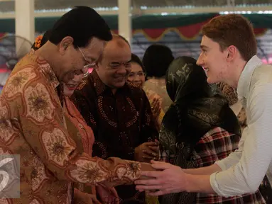 Sri Sultan Hamengkubuwono menyalami seorang WNA saat Open House di Bangsal Kepatihan, Yogyakarta, Senin (11/7). Warga yang hadir diperkirakan mencapai ribuan orang. (Liputan6.com/Boy Harjanto)