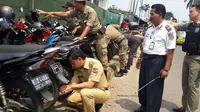 Geram Parkir Liar, Wali Kota Bogor Gembosi Ban Motor