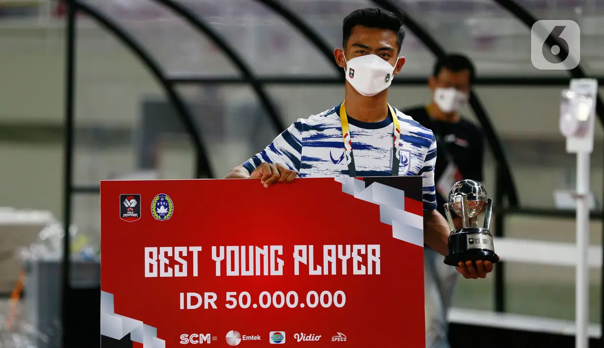 Pemain PSIS Semarang, Pratama Arhan, mendapat penghargaan sebagai pemain muda terbaik Piala Menpora 2021 di Stadion Manahan, Solo, Minggu (25/4/2021). (Bola.com/M Iqbal Ichsan)