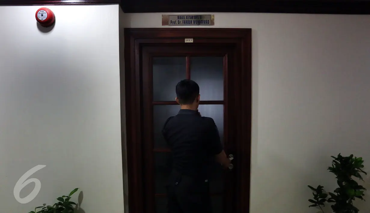 Pengamanan Dalam (Pamdal) Gedung Parlemen mengecek ruang kerja Wakil Ketua DPD RI, Jakarta, Rabu (5/4). Ruangan kerja Wakil Ketua DPD yang sebelumnya ditempati GKR Hemas dan Farouk Muhammad didapati dalam keadaan terkunci. (Liputan6.com/Johan Tallo)