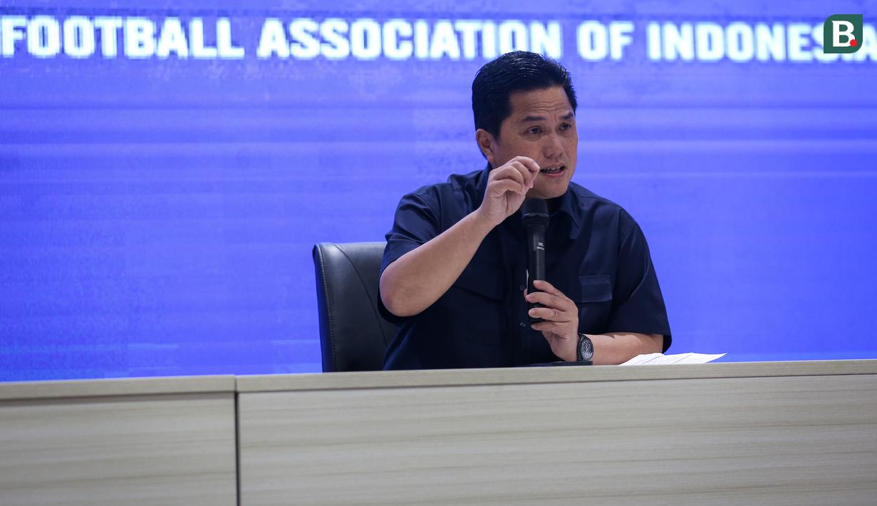 <p>Ketua Umum PSSI, Erick Thohir memberikan keterangan pada konferensi pers Keputusan Bersama Sarasehan Sepak Bola Indonesia yang berlangsung di GBK Arena, Jakarta, Minggu (05/03/2023). (Bola.com/Bagaskara Lazuardi)</p>