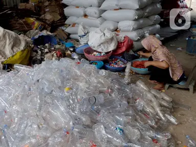 Pekerja memilah sampah plastik di gudang pengolahan sampah plastik kawasan Bekasi, Rabu (15/9/2021). Menurut data riset terbaru Sustainable Waste Indonesia (SWI) yang mengungkapkan skema ekonomi sirkular sebagai salah satu strategi untuk pengelolaan sampah plastik. (Liputan6.com/Herman Zakharia)