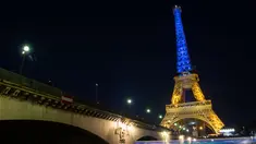 Sebuah foto menunjukkan Menara Eiffel di Paris diterangi dengan warna bendera nasional Ukraina, pada 9 Mei 2022. Memperingati Hari Eropa, Menara Eiffel memproyeksikan bendera Ukraina sebagai solidaritas untuk rakyat Ukraina di tengah invasi Rusia. (AFP)