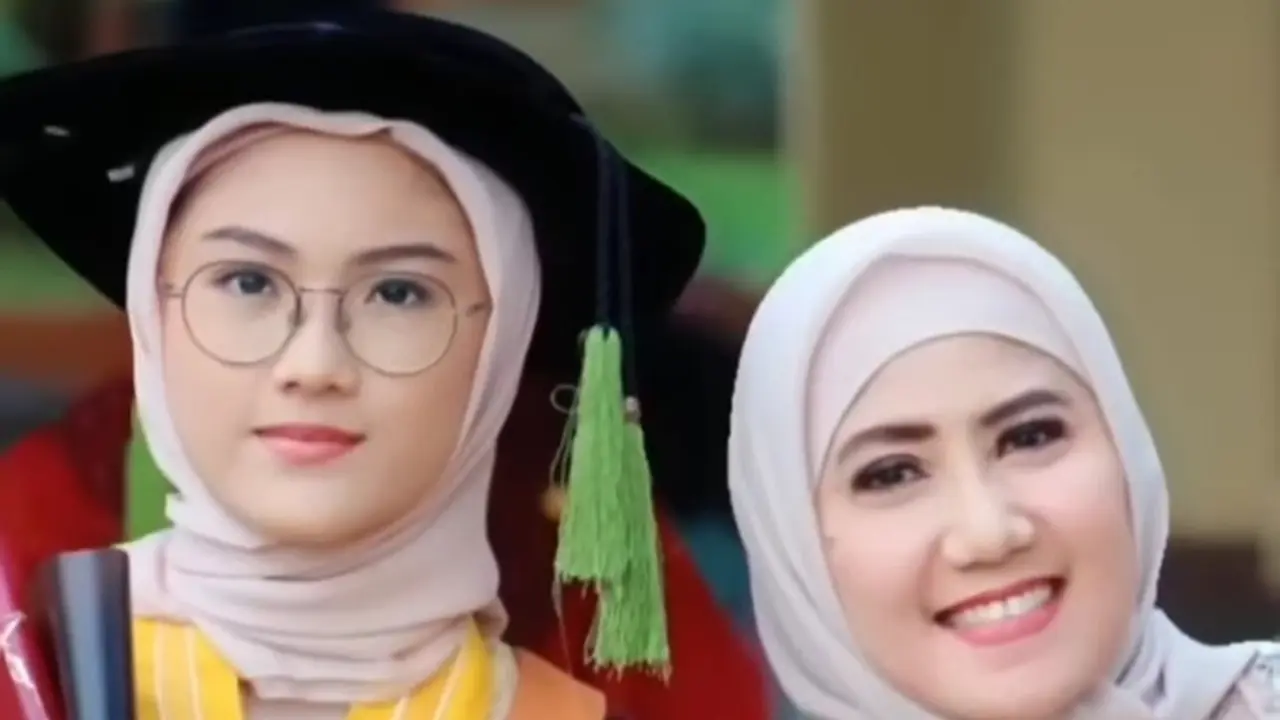 Ine Sinthya bangga Sherin anak bungsunya jadi Sarjana Kedokteran (Foto: instagram inesinthya/andrishambas)