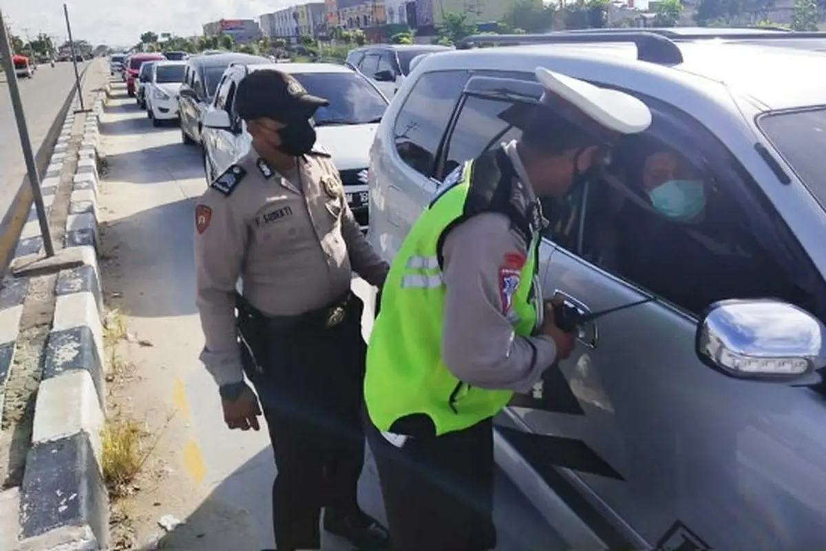 Pemeriksaan oleh polisi untuk pengetatan warga yang masuk ke Pekanbaru guna menekan penyebaran Covid-19.