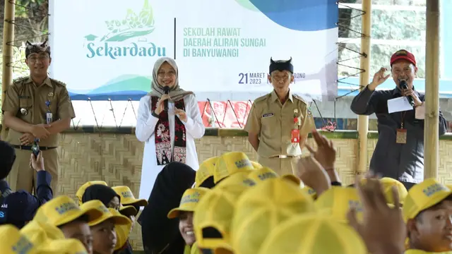 Bupati Banyuwangi Ipuk Fiestiandani (baju Putih) Edukasi Pelajar jaga kelestarian lingkungan (Istimewa)