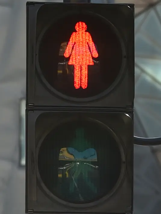 Lampu lalulintas bertanda perempuan menyala saat peringatan hari perempuan Internasional di Swanston Street dekat Stasiun Flinders Street, Melbourne, Australia, Rabu (8/3). Hal ini terkait peringatan Hari Perempuan Internasional. (AFP Photo / Paul Crock)