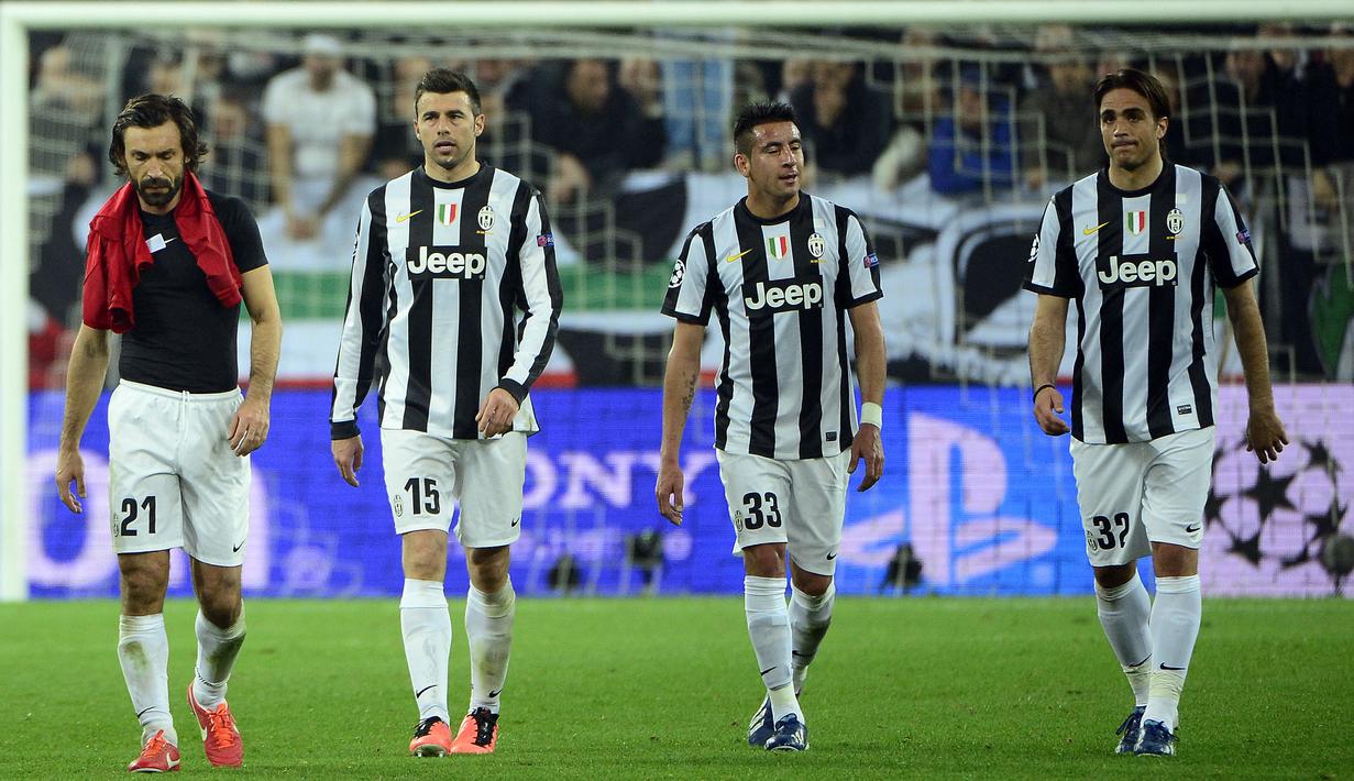 Satu musim setelahnya, giliran Juventus yang merasakan hal tersebut. Juve hanya puas di posisi ketiga di klasemen akhir Grup B di bawah Galatasaray dan Real Madrid. Apesnya lagi, Juventus juga harus tumbang di Liga Europa 2013/204) saat melawan Benfica di semifinal. (AFP/Olivier Morin)