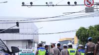 Electronic Traffic Law Enforcement (ETLE) resmi berlaku di Kota Tangerang mulai Senin (9/1/2023). Pengendara yang melanggar akan dikenakan tilang elektronik. (Liputan6.com/Pramita Tristiawati)