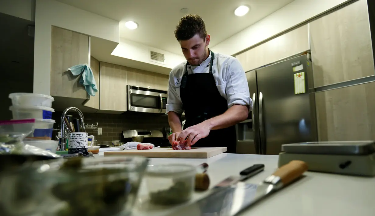 Chef Christopher Sayegh mengolah daging untuk dijadikan hidangan di salah satu restoran Los Angeles, AS (29/4). Christopher menggunakan ekstrak ganja untuk menambah cita rasa masakan. (Reuters/ Mario Anzuoni)