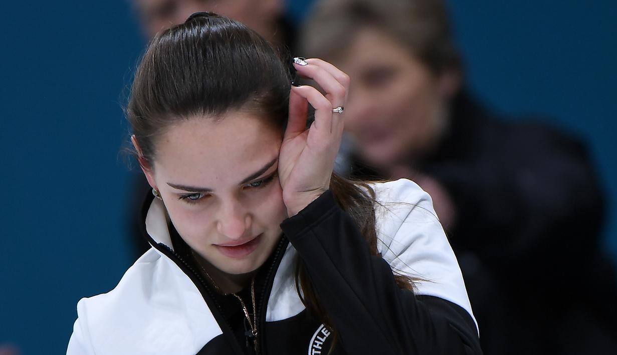 Ekspresi altet Curling dari Rusia Anastasia Bryzgalova saat merayakan kemenangannya usai meraih mendali perunggu dalam Olimpiade Musim Dingin 2018 di Gangneung, Korea Selatan (13/2). (AFP Photo / Wang Zhao)