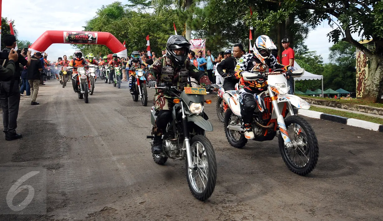 Rombongan kroser VVIP melaju melintasi garis start Komando Trail Adventure (Kotra) 2 di Yon 14 Grup 1 Kopassus, Bogor, Jawa Barat, Sabtu (8/4). Acara ini bagian perayaan HUT Kopassus ke-65. (Liputan6.com/Helmi Fithriansyah) 