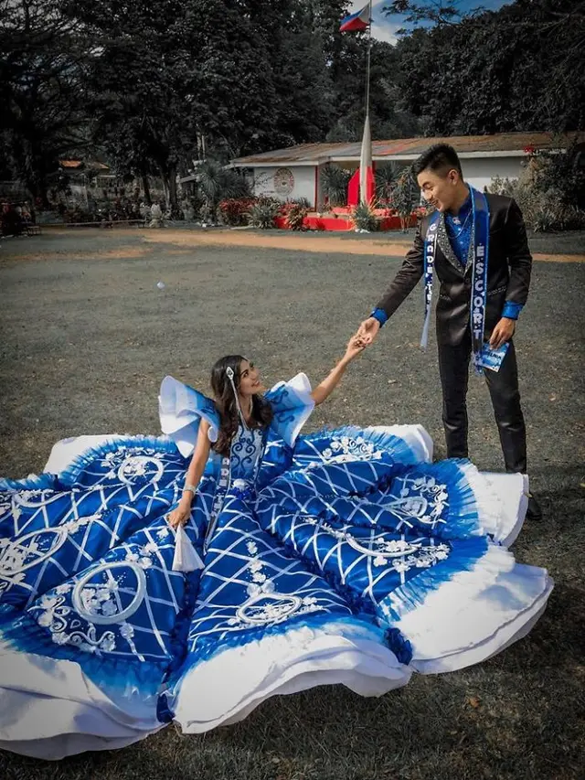 seorang pria membuat gaun prom untuk adiknya