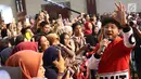 Penyanyi Kunto Aji bernyanyi sambil menyapa penonton dalam acara XYZ Day 2018 di Jakarta, Rabu (25/4). PT Liputan Enam Dot Com dan PT KapanLagi Dot Com Networks, bersatu menjadi KapanLagi Youniverse (KLY). (Liputan6.com/Immanuel Antonius)
