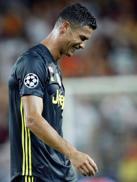 Pemain Juventus, Cristiano Ronaldo bereaksi setelah menerima kartu merah saat melawan Valencia pada matchday pertama Grup H Liga Champions, di Stadion Mestalla, Rabu (19/9). Berurai air mata Ronaldo meninggalkan Stadion Mestalla. (AP/Alberto Saiz)
