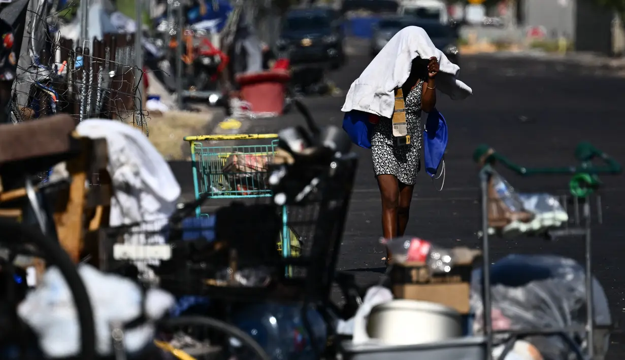 Layanan Cuaca Nasional memperingatkan bahwa panas ekstrem adalah pembunuh utama terkait cuaca, dan telah merekomendasikan orang-orang di Phoenix untuk "tetap berada di dalam rumah dan mencari bangunan ber-AC" selama gelombang panas. (Patrick T. Fallon / AFP)
