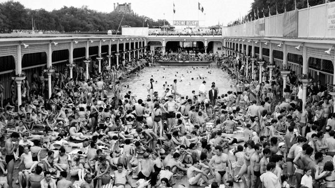 Warga menikmati kolam renang 'Deligny' selama gelombang panas di Paris, Prancis, 16 Juni 1957. (AFP)