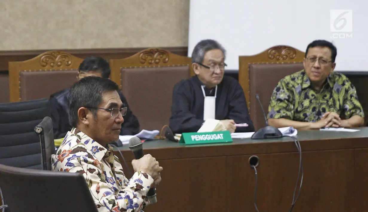 Terpidana kasus suap kuota pembelian gula impor di Perum Bulog untuk terpidana Irman Gusman mendengarkan keterangan mantan Hakim MK Hamdan Zoelva dalam sidang PK di Pengadilan Tipikor, Jakarta, Rabu (31/10). (Liputan6.com/Herman Zakharia)