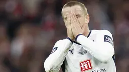 Tottenham Hotspur's Jamie O'Hara reacts after missing a shot on goal against Manchester United during Carling Cup final at Wembley, on March 1, 2009. Manchester United won the game. AFP PHOTO/Adrian Dennis