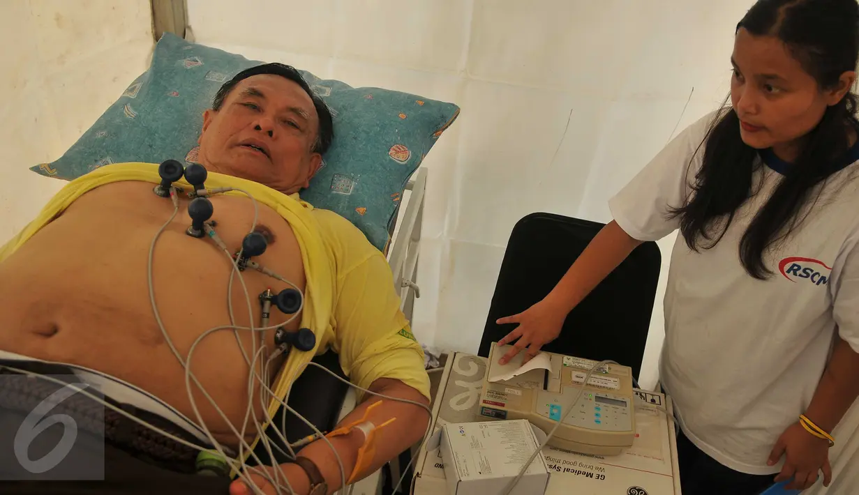 Seorang warga melakukan cek kesehatan saat kampanye "Brrrgerak 30", Jakarta, Minggu (8/11/2015). Coca-Cola mengajak berbagai elemen masyarakat, mempromosikan pentingnya melakukan aktivitas fisik minimal 30 menit per hari. (Liputan6.com/Gempur M Surya).