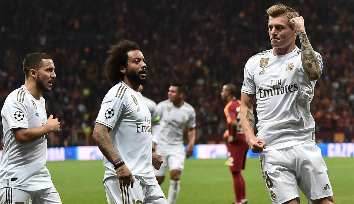 Gelandang Real Madrid, Toni Kroos, merayakan gol yang dicetaknya ke gawang Galatasaray pada laga Liga Champions di Stadion Ali Sami Yen Spor, Istanbul, Selasa (22/10). Galatasaray kalah 0-1 dari Madrid. (AFP/Ozan Kose)