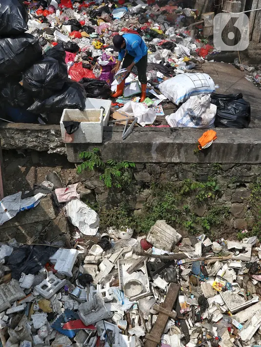 Sampah yang dikumpulkan seperti botol plastik kertas dan kabel. (Liputan6.com/Angga Yuniar)