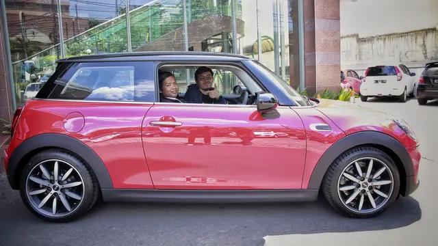 Penyerahan Mini Cooper dari Bukalapak untuk Dedi Heryadi