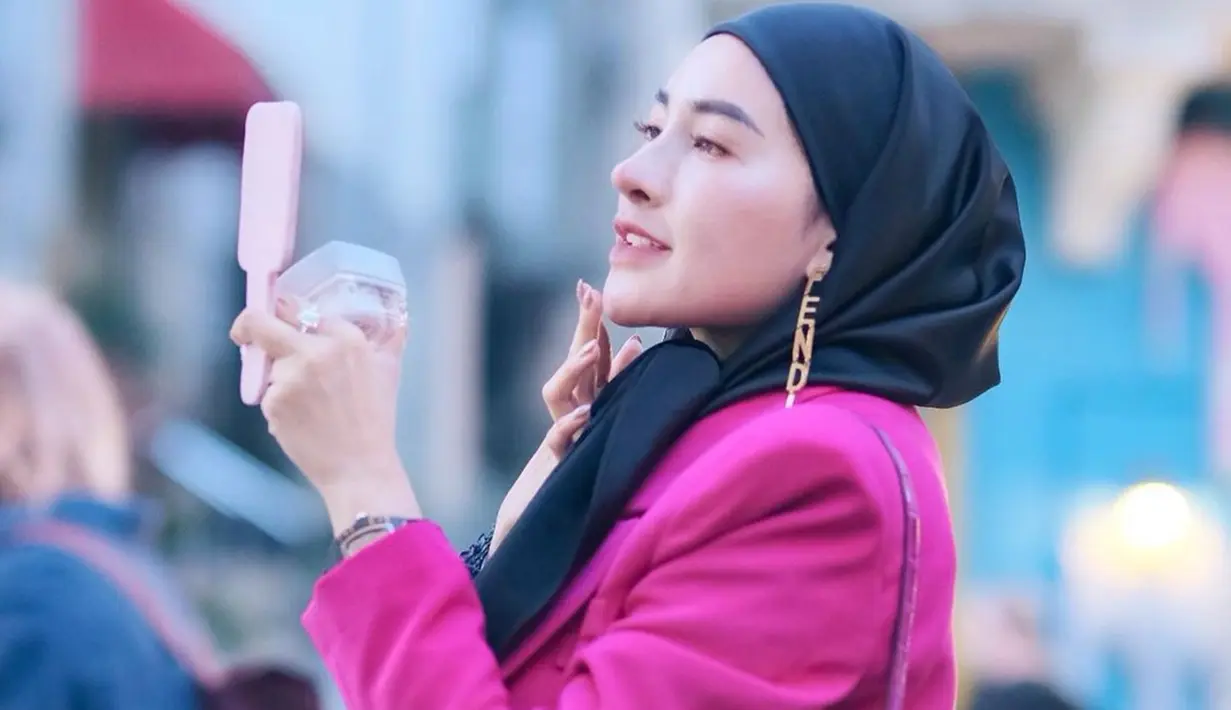 Perempuan yang akrab disapa Crazy Rich Malang ini memang pandai berdandan. Ia sangat pinta padu padankan oufit yang ia kenakan. Hijab hitam dan jas merah muda terlihat pas dipakai yang membuat penampilan Shandy kian terlihat cantik. (Liputan6.com/IG/@shandypurnamasari)