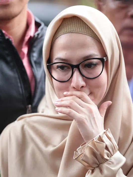 Setelah dikonfirmasi kepada pihak kepolisian, ternyata perempuan berhijab itu statusnya masih sebagai saksi. Menurut Razman jika penyelidikan yang melibatkan kliennya belum sempurna di tangan penyidik. (Adrian Putra/Bintang.com)