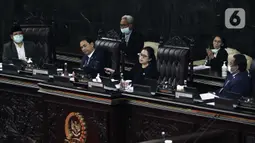 Ketua DPR Puan Maharani (kedua kanan) saat memimpin Rapat Paripurna Pembukaan Masa Sidang III Tahun 2019-2020 di Kompleks Parleman, Jakarta, Senin (30/3/2020). Rapat di antaranya membahas dukungan penuh DPR terhadap upaya pemerintah dalam menangani virus corona COVID-19. (Liputan6.com/Johan Tallo)