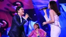 Kolaborasi romantis dalam panggung megah dan mewah itu, keduanya membawakan lagu Kesempurnaan Cinta milik Rizky. Lagu yang melambungkan nama anak komedian sule tersebut. (Adrian Putra/Bintang.com)