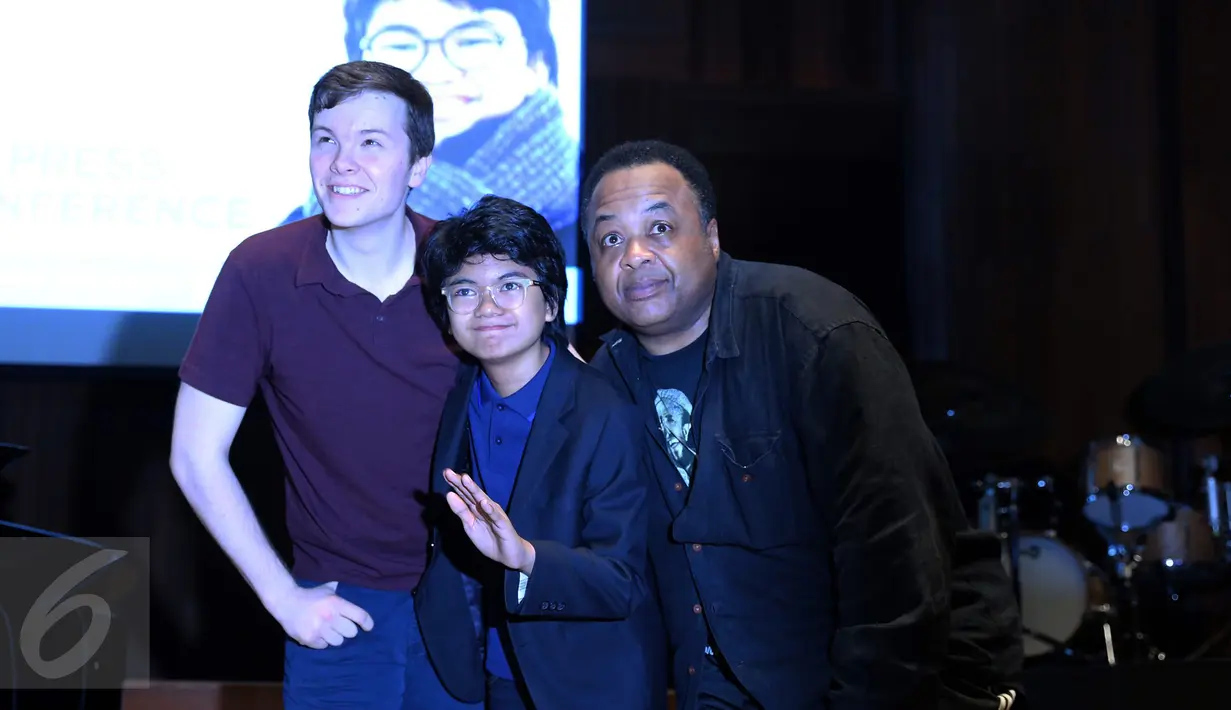 Nominator termuda Grammy Award 2016 yang juga pianis Joey Alexander, drummer jazz legendaris Jeff Tain Watts (kanan) dan pemain contrabass Dan Chmielinski (kiri) usai memberikan keterangan pers di Jakarta, Kamis (19/5). (Liputan6.com/Herman Zakharia)